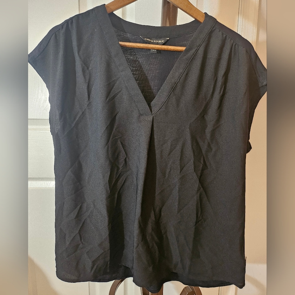 Banana Republic mixed media top. Vneck blouse. Size medium. Black.